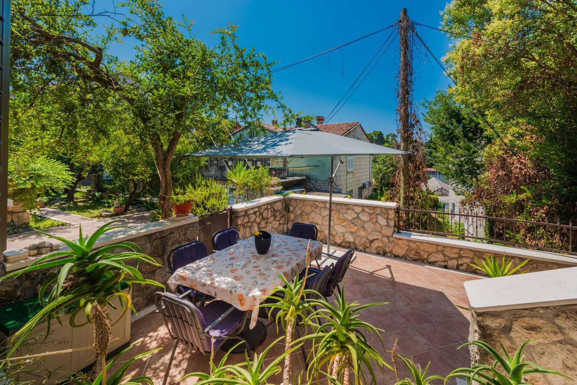 Apartment Geraeumige Ivana Mit Terrasse